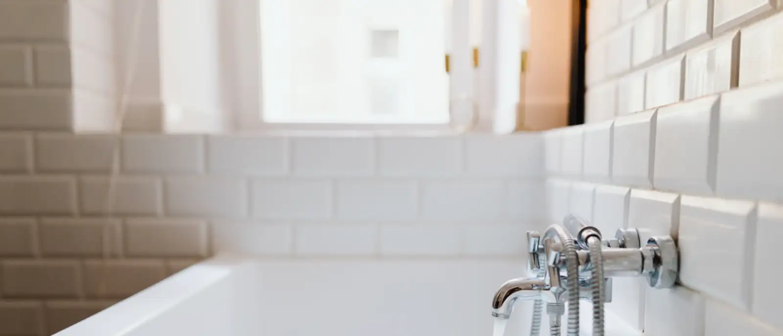 Silicona negra en baño y cocina: por qué sale y cuándo cambiarla