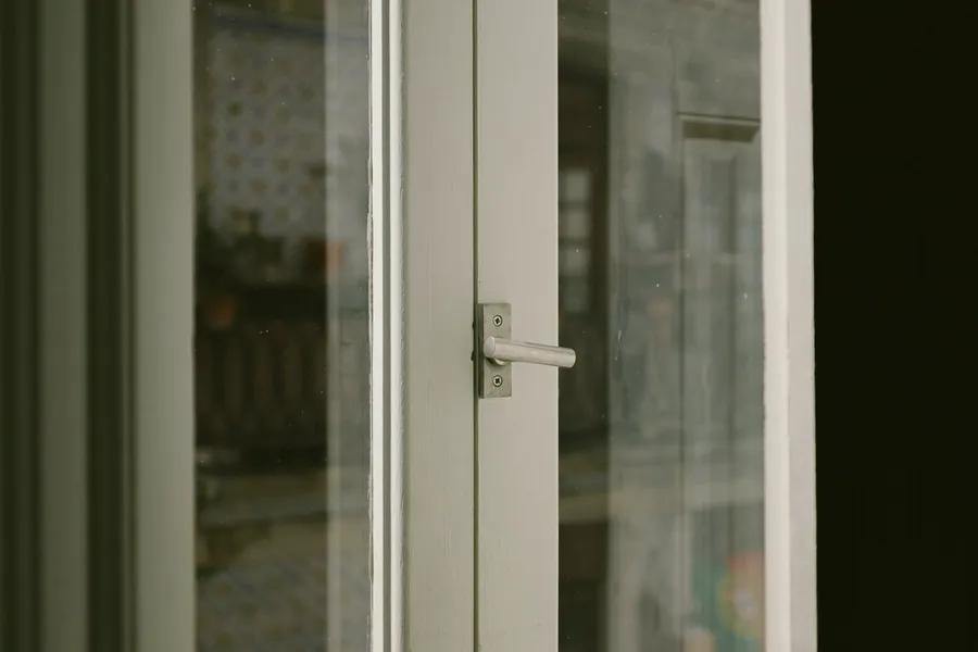 Ventana oscilobatiente que no cierra bien: por qué se desajusta